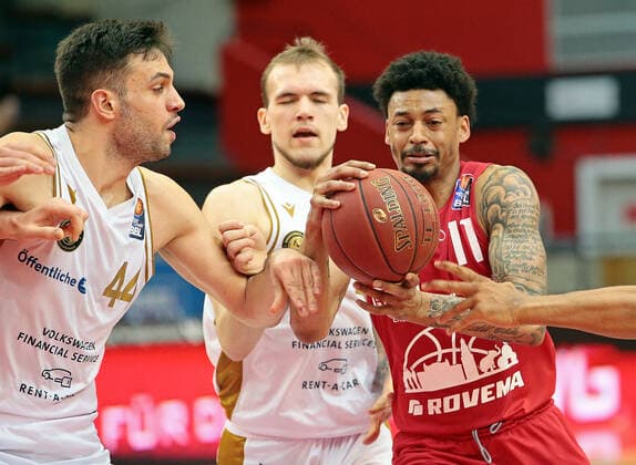09 05 2021, xovx, Basketball BBL, JobStairs Gießen 46ers Basketball Löwen Braunschweig v l Benedikt Turudic Basketball Löwen Braunschweig , Arnas Velicka Basketball Löwen Braunschweig , Diante Garrett Gießen 46ers Gießen Sporthalle Gießen Ost Hessen Germany EN