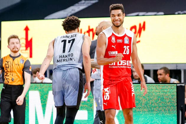 right Kenneth Ogbe Brose Bamberg, 25 left 17 Jamuni McNease HAKRO Merlins Crailsheim Brose Bamberg HAKRO Merlins Crailsheim easyCredit BBL Basketball Bundesliga Basketball Season 2020 21 34 Matchday, 09 05 2021 Bamberg, Brose Arena Copyright: DanielxLöb