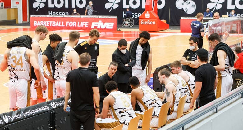 Timeout Braunschweig with coach Pete Strobl, JobStairs GIESSEN 46ers vs Loewen Braunschweig, Basketball, Basketball Bundesliga, 34 Spieltag, 09 05 2021, JobStairs GIESSEN 46ers vs Loewen Braunschweig, Basketball, Basketball Bundesliga, 34 Spieltag, 09 05 2021, Foto EIBNER Joerg Niebergall Giessen Copyright: xJoergxNiebergall Eibner-Pressefox EP_JNL
