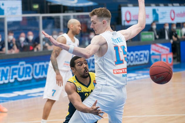 Syntainics MBC EWE Baskets Oldenburg, Basketball, Bundesliga, Men, 2020 2021, 34 Matchday, 09 05 2021, v l Sergio Kerusch MBC, 7 , Phil Pressey Oldenburg, 25 , Philipp Hartwich MBC, 12 Syntainics MBC EWE Baskets Oldenburg, Basketball, Bundesliga, Men, 2020 2021, 34 Matchday, 09 05 2021, Weissenfels Copyright: xSchulz Eibner-Pressefotox ep_esz