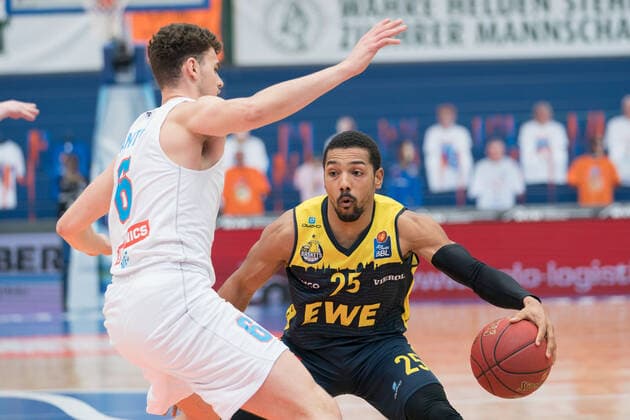 Syntainics MBC EWE Baskets Oldenburg, Basketball, Bundesliga, Men, 2020 2021, 34 Matchday, 09 05 2021, v l Marko Krstanovic MBC, 6 , Phil Pressey Oldenburg, 25 Syntainics MBC EWE Baskets Oldenburg, Basketball, Bundesliga, Men, 2020 2021, 34 Matchday, 09 05 2021, Weissenfels Copyright: xSchulz Eibner-Pressefotox ep_esz