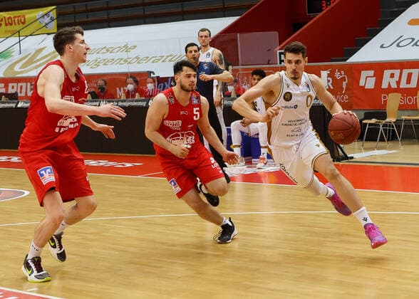 Lukas Wank Loewen Braunschweig 0 and Tim Koepple Giessen 5 , JobStairs GIESSEN 46ers vs Loewen Braunschweig, Basketball, Basketball Bundesliga, 34 Spieltag, 09 05 2021, JobStairs GIESSEN 46ers vs Loewen Braunschweig, Basketball, Basketball Bundesliga, 34 Spieltag, 09 05 2021, Photo EIBNER Joerg Niebergall Giessen Copyright: xJoergxNiebergall Eibner-Pressefox EP_JNL