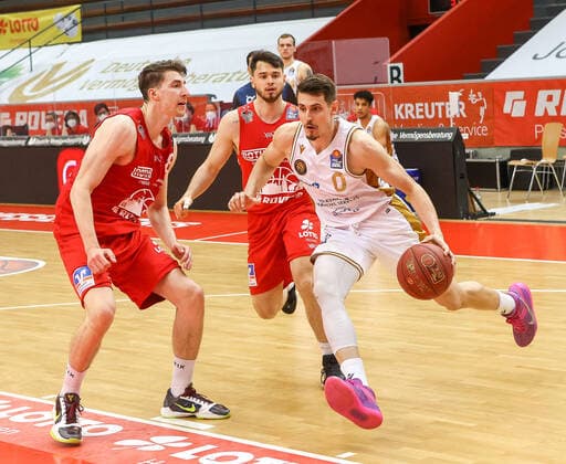 Lukas Wank Loewen Braunschweig 0 and Tim Koepple Giessen 5 , and Alen Pjanic Giessen 8 , JobStairs GIESSEN 46ers vs Loewen Braunschweig, Basketball, Basketball Bundesliga, 34 Spieltag, 09 05 2021, JobStairs GIESSEN 46ers vs Loewen Braunschweig, Basketball, Basketball Bundesliga, 34 Spieltag, 09 05 2021, Photo EIBNER Joerg Niebergall Giessen Copyright: xJoergxNiebergall Eibner-Pressefox EP_JNL