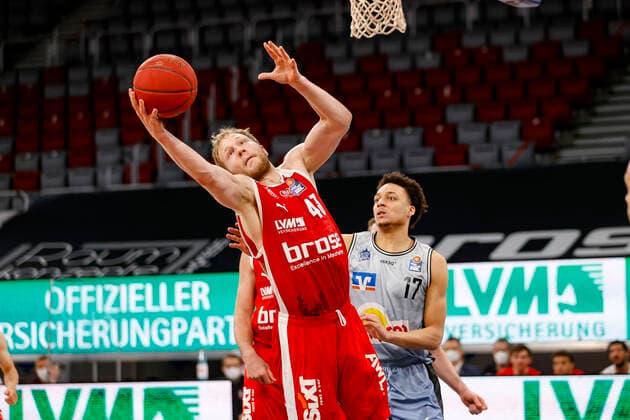 left Christian Sengfelder Brose Bamberg, 43 right 17 Jamuni McNease HAKRO Merlins Crailsheim Brose Bamberg HAKRO Merlins Crailsheim easyCredit BBL Basketball Bundesliga Basketball Season 2020 21 34 Matchday, 09 05 2021 Bamberg, Brose Arena Copyright: DanielxLöb
