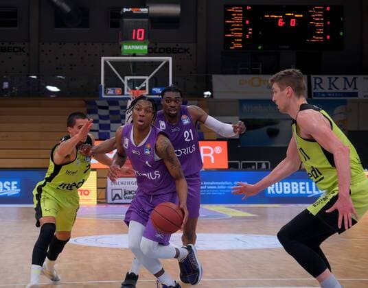 GSD zje123 season 2020 21 Easy credit Basketball Bundesliga BG Göttingen medi bayreuth Göttingens Deishuan Booker on the ball against Bayreuths Philip Jalalpoor left and Andreas Seiferth.