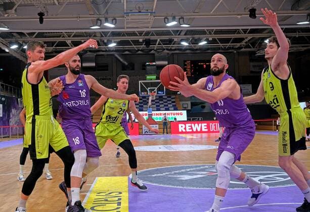 GSD zje123 season 2020 21 Easy credit Basketball Bundesliga BG Göttingen medi bayreuth Göttingens Dennis Kramer on the ball against Bayreuths Kay Bruhnke.