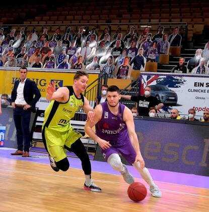 GSD zje123 season 2020 21 Easy credit Basketball Bundesliga BG Göttingen medi bayreuth Göttingens Rihards Lomazs on the ball against Bayreuths David Walker.