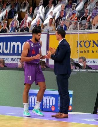 GSD zje123 season 2020 21 Easy credit Basketball Bundesliga BG Göttingen medi bayreuth Göttingen coach Roel Moors with Göttingens Marvin Omuvwie.