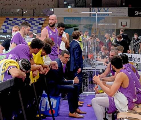 GSD zje123 season 2020 21 Easy credit Basketball Bundesliga BG Göttingen medi bayreuth Göttingens coach Roel Moors in the timeout.