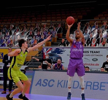GSD zje123 season 2020 21 Easy credit Basketball Bundesliga BG Göttingen medi bayreuth Göttingens Akeem Vargas on the ball against Bayreuths Kay Bruhnke.