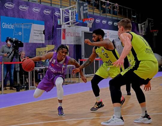 GSD zje123 season 2020 21 Easy credit Basketball Bundesliga BG Göttingen medi bayreuth Göttingens Deishuan Booker on the ball against Bayreuths Lazeric Jones and Andreas Seiferth right.