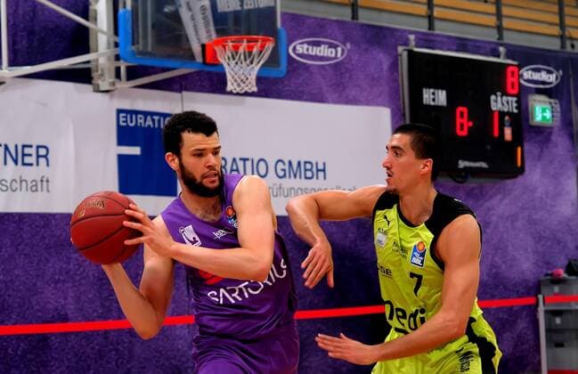 GSD zje123 season 2020 21 Easy credit Basketball Bundesliga BG Göttingen medi bayreuth Göttingens Luke Nelson on the ball against Bayreuths Philip Jalalpoor