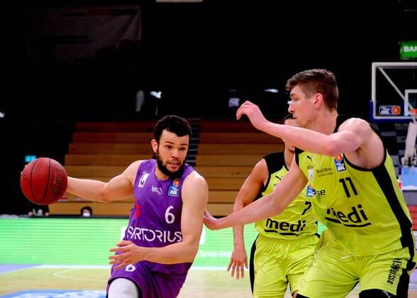 GSD zje123 season 2020 21 Easy credit Basketball Bundesliga BG Göttingen medi bayreuth Göttingens Luke Nelson on the ball against Bayreuths Andreas Seiferth.