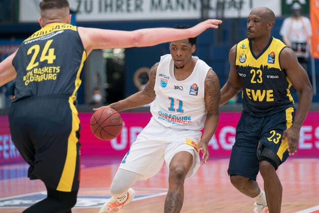 Syntainics MBC EWE Baskets Oldenburg, Basketball, Bundesliga, Men, 2020 2021, 34 Matchday, 09 05 2021, v l Rasid Mahalbasic Oldenburg, 24 , Kyndahl Hill MBC, 11 , Rickey Paulding Oldenburg,23 Syntainics MBC EWE Baskets Oldenburg, Basketball, Bundesliga, Men, 2020 2021, 34 Matchday, 09 05 2021, Weissenfels Copyright: xSchulz Eibner-Pressefotox ep_esz