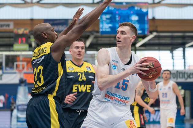 Syntainics MBC EWE Baskets Oldenburg, Basketball, Bundesliga, Men, 2020 2021, 34 Matchday, 09 05 2021, v l Rickey Paulding Oldenburg,23 , Rasid Mahalbasic Oldenburg, 24 , Philipp Hartwich MBC, 12 Syntainics MBC EWE Baskets Oldenburg, Basketball, Bundesliga, Men, 2020 2021, 34 Matchday, 09 05 2021, Weissenfels Copyright: xSchulz Eibner-Pressefotox ep_esz