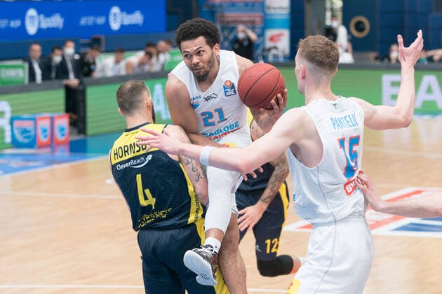 Syntainics MBC EWE Baskets Oldenburg, Basketball, Bundesliga, Men, 2020 2021, 34 Matchday, 09 05 2021, v l Keith Hornsby Oldenburg, 4 , Quinton Hooker MBC, 21 , Philipp Hartwich MBC, 15 Syntainics MBC EWE Baskets Oldenburg, Basketball, Bundesliga, Men, 2020 2021, 34 Matchday, 09 05 2021, Weissenfels. Copyright: xSchulz Eibner-Pressefotox ep_esz