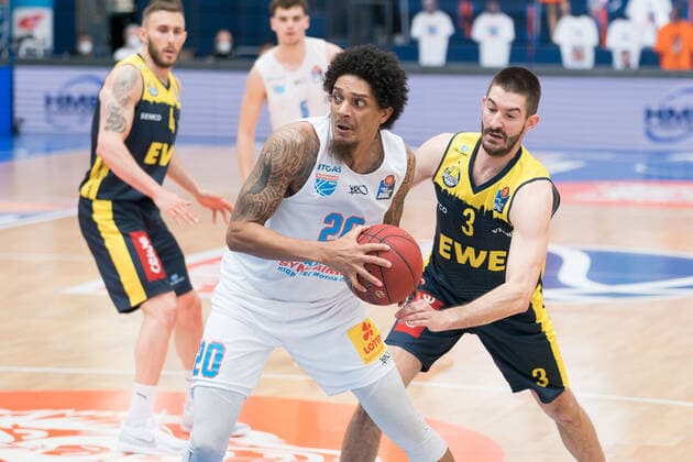Syntainics MBC EWE Baskets Oldenburg, Basketball, Bundesliga, Men, 2020 2021, 34 Matchday, 09 05 2021, v l Deron Washington MBC, 20 , Braydon Hobbs Oldenburg, 3 Syntainics MBC EWE Baskets Oldenburg, Basketball, Bundesliga, Men, 2020 2021, 34 Matchday, 09 05 2021, Weissenfels. Copyright: xSchulz Eibner-Pressefotox ep_esz