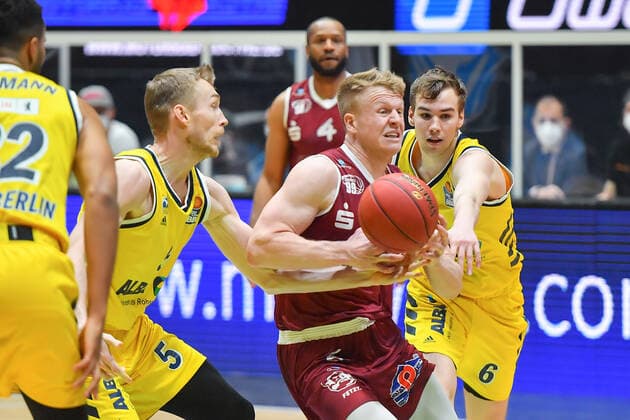 Chemnitz, Germany 09 May 2021 1 BBL 2020 2021 Niners Chemnitz vs Alba Berlin v li in duel Niels Giffey Berlin , Luis Figge Chemnitz and Malte Delow Berlin Messe Chemnitz Sachsen Copyright: xFotostandx xDostmannx