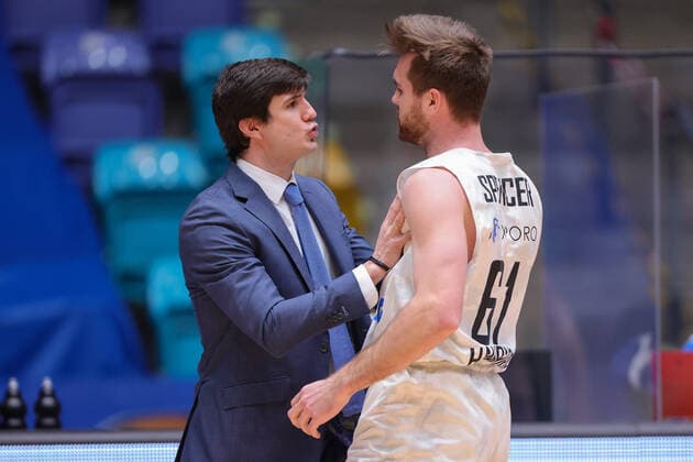 Fraport Skyliners Hamburg Towers, easyCredit BBL head coach Pedro Calles Hamburg Towers tries to calm down the upset Patrick Spencer Hamburg Towers, 61 Basketball match of the easyCredit BBL between Fraport Skyliners and Hamburg Towers on 9 May 2021 at Fraport Arena in Frankfurt am Main , Frankfurt am Main Hesse Germany Fraport Arena