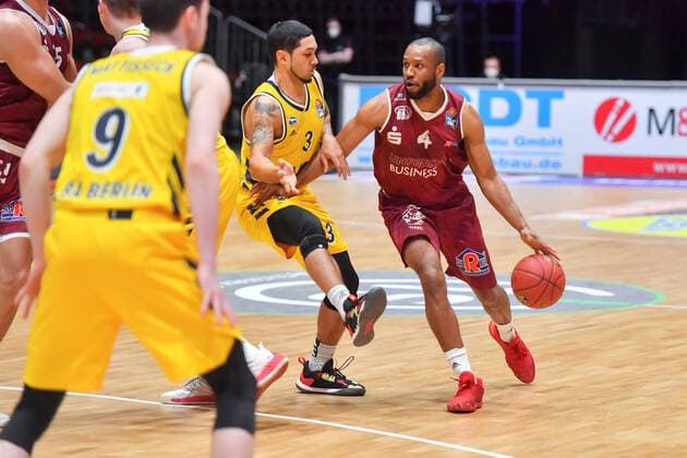 Chemnitz, Germany 09 May 2021 1 BBL 2020 2021 Niners Chemnitz vs Alba Berlin v li in duel Peyton Siva Berlin and Virgil Matthews Chemnitz fair Chemnitz Saxony Copyright: xFotostandx xDostmannx