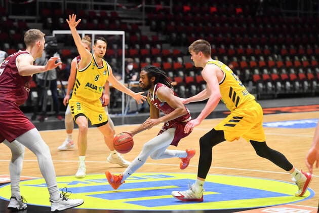 Chemnitz, Germany 09 May 2021 1 BBL 2020 2021 Niners Chemnitz vs Alba Berlin v li in duel Marcus Eriksson Berlin , Marcus Thornton Chemnitz and Ben Lammers Berlin Messe Chemnitz Sachsen Copyright: xFotostandx xDostmannx