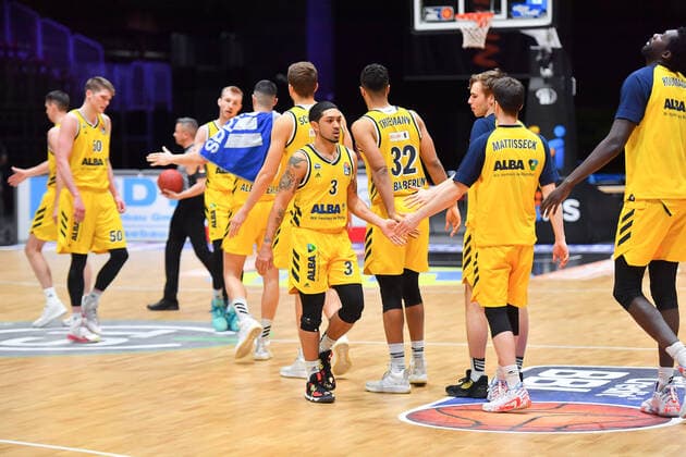 Chemnitz, Germany 09 May 2021 1 BBL 2020 2021 Niners Chemnitz vs Alba Berlin Alba Berlin players high-five after the final whistle Messe Chemnitz Sachsen Copyright: xFotostandx xDostmannx