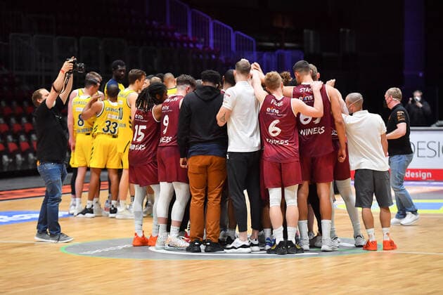Chemnitz, Germany 09 May 2021 1 BBL 2020 2021 Niners Chemnitz vs Alba Berlin Players from both teams form a team circle after the final whistle Messe Chemnitz Sachsen Copyright: xFotostandx xDostmannx