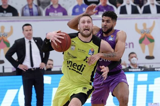 Matthew Tiby medi bayreuth on the ball , Marvin Omuvwie BG Goettingen R , Basketball, Bundesliga, BBL, BG Goettingen medi bayreuth, 09 05 2021, BG Goettingen medi bayreuth, Basketball, Bundesliga, GER, BBL, 09 05 2021 Goettingen Copyright: xEibner-Pressefotox-xRolandxSippelx