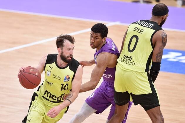 Bastian Doreth medi bayreuth on the ball , Aubrey Dawkins BG Goettingen , Dererk Pardon medi bayreuth R , Basketball, Bundesliga, BBL, BG Goettingen medi bayreuth, 09 05 2021, BG Goettingen medi bayreuth, Basketball, Bundesliga, GER, BBL, 09 05 2021 Goettingen Copyright: xEibner-Pressefotox-xRolandxSippelx