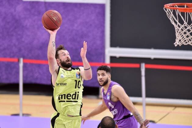 Korbelger by Bastian Doreth medi bayreuth , Marvin Omuvwie BG Goettingen back , Basketball, Bundesliga, BBL, BG Goettingen medi bayreuth, 09 05 2021, BG Goettingen medi bayreuth, Basketball, Bundesliga, GER, BBL, 09 05 2021 Goettingen Copyright: xEibner-Pressefotox-xRolandxSippelx