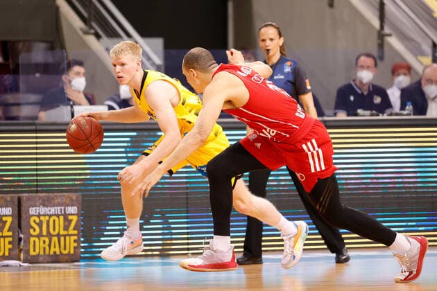 Ludwigsburg , Basketball easyCredit BBL Bundesliga , MHP RIESEN Ludwigsburg vs Bayern Munich , v l Jacob Patrick Riesen Robin Amaize Bayern
