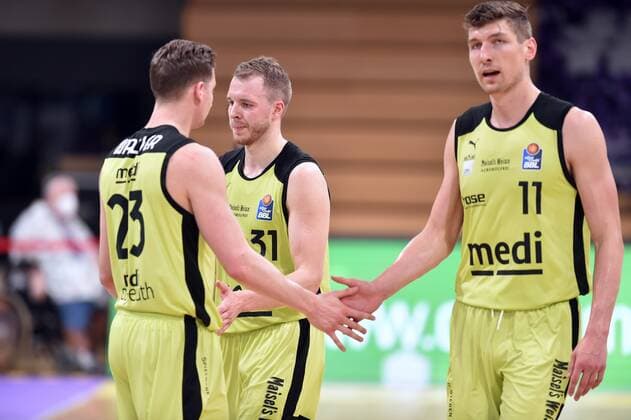 David Walker medi bayreuth , Osvaldas Olisevicius, Andreas Seiferth L R , Basketball, Bundesliga, BBL, BG Goettingen medi bayreuth, 09 05 2021, BG Goettingen medi bayreuth, Basketball, Bundesliga, GER, BBL, 09 05 2021 Goettingen Copyright: xEibner-Pressefotox-xRolandxSippelx