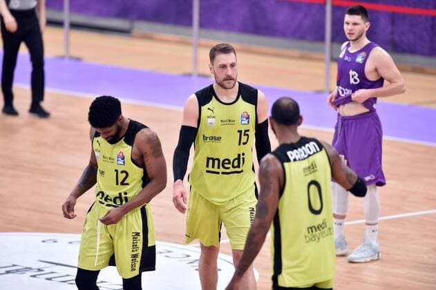 Matthew Tiby medi bayreuth M , Lazeric Jones medi bayreuth L , Dererk Pardon medi bayreuth , Rihards Lomazs BG Goettingen back , Basketball, Bundesliga, BBL, BG Goettingen medi bayreuth, 09 05 2021, BG Goettingen medi bayreuth, Basketball, Bundesliga, GER, BBL, 09 05 2021 Goettingen Copyright: xEibner-Pressefotox-xRolandxSippelx