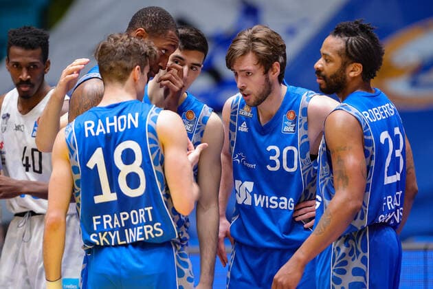 Fraport Skyliners Hamburg Towers, easyCredit BBL Discussing tactics for the next move Joe Rahon Fraport Skyliners, 18 , Kamari Murphy Fraport Skyliners, 21 , Bruno Vrcic Fraport Skyliners, 7 , Jon Axel Gudmundsson Fraport Skyliners, 30 and Quantez Robertson Fraport Skyliners, 23 Basketball match of the easyCredit BBL between Fraport Skyliners and Hamburg Towers on May 9, 2021 at Fraport Arena in Frankfurt am Main , Frankfurt am Main Hesse Germany Fraport Arena