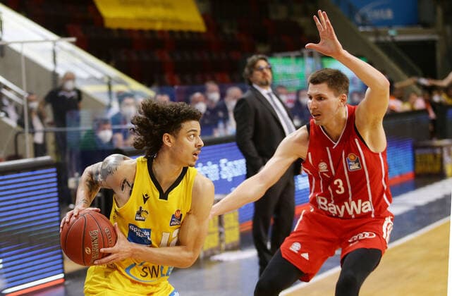 Ludwigsburg , Basketball easyCredit BBL Bundesliga , MHP RIESEN Ludwigsburg vs Bayern Munich , from left Jonah Radebaugh Giants David Krämer Bayern