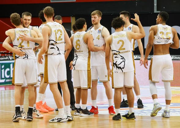 End of season for the Loewen, after final whistle in Giessen, JobStairs GIESSEN 46ers vs Loewen Braunschweig, Basketball, Basketball Bundesliga, 34 Spieltag, 09 05 2021, JobStairs GIESSEN 46ers vs Loewen Braunschweig, Basketball, Basketball Bundesliga, 34 Spieltag, 09 05 2021, Foto EIBNER Joerg Niebergall Giessen Copyright: xJoergxNiebergall Eibner-Pressefox EP_JNL