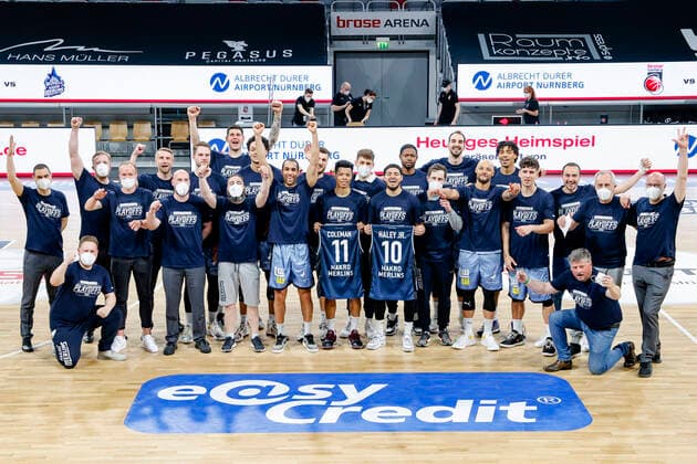 The team of HAKRO Merlins Crailsheim is happy about the first playoff participation in the Basketball Bundesliga after the 77 70 victory at Brose Bamberg and in the picture Headcoach Tuomas Iisalo HAKRO Merlins Crailsheim 02 Trae Bell Haynes HAKRO Merlins Crailsheim 03 Marice Stuckey HAKRO Merlins Crailsheim 04 Nimrod Hilliard HAKRO Merlins Crailsheim 05 Aleksa Kovacevic HAKRO Merlins Crailsheim 06 Elias Lasisi HAKRO Merlins Crailsheim 09 Fabian Bleck HAKRO Merlins Crailsheim 13 Radii Caisin HAKRO Merlins Crailsheim 15 Bogdan Radosavljevic HAKRO Merlins Crailsheim 17 Jamuni McNease HAKRO Merlins Crailsheim 22 Dejan Kovacevic HAKRO Merlins Crailsheim 24 Jeremy Jones HAKRO Merlins Crailsheim General Manager Martin Romig Brose Bamberg HAKRO Merlins Crailsheim easyCredit BBL Basketball Bundesliga Basketball Season 2020 21 34 Matchday, 09 05 2021 Bamberg, Brose Arena Copyright: DanielxLöb