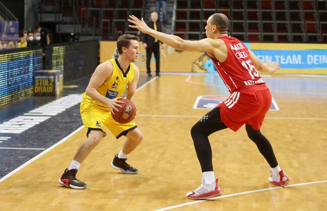 Ludwigsburg , Basketball easyCredit BBL Bundesliga , MHP RIESEN Ludwigsburg vs Bayern Munich , from left JordanHulls Giants Robin Amaize Bayern