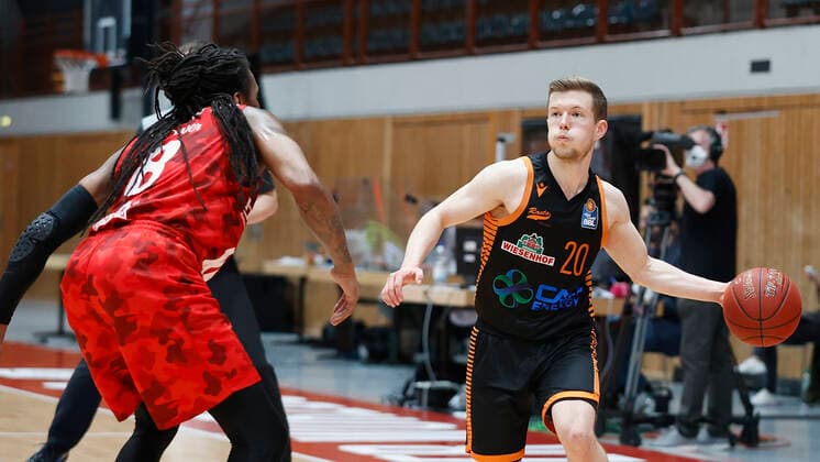 09 05 2021, Basketball, BBL 2020 2021, 34 matchday, s Oliver Wuerzburg RASTA Vechta, GER, Wuerzburg, s Oliver Arena, picture from left Robert Lowery s Oliver Wuerzburg and Jannes Hundt Rasta Vechta Copyright: HMBxMedia xHeikoxBecker