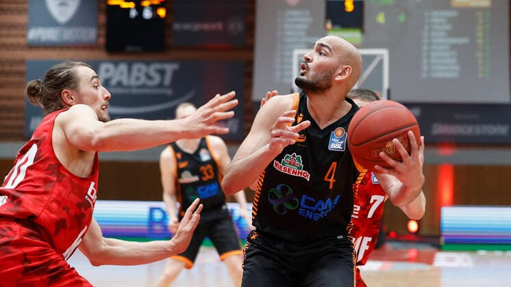 09 05 2021, Basketball, BBL 2020 2021, 34 matchday, s Oliver Wuerzburg RASTA Vechta, GER, Wuerzburg, s Oliver Arena, picture from left Julian Albus s Oliver Wuerzburg and Stefan Peno Rasta Vechta Copyright: HMBxMedia xHeikoxBecker