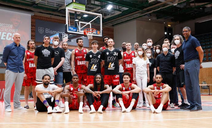 09 05 2021, Basketball, BBL 2020 2021, 34 matchday, s Oliver Wuerzburg RASTA Vechta, GER, Wuerzburg, s Oliver Arena, picture f li The 2020 21 team with coaches and trainers. Copyright: HMBxMedia xHeikoxBecker