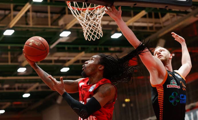 09 05 2021, Basketball, BBL 2020 2021, 34 matchday, s Oliver Wuerzburg RASTA Vechta, GER, Wuerzburg, s Oliver Arena, picture from left Robert Lowery s Oliver Wuerzburg and Robin Christen Rasta Vechta Copyright: HMBxMedia xHeikoxBecker