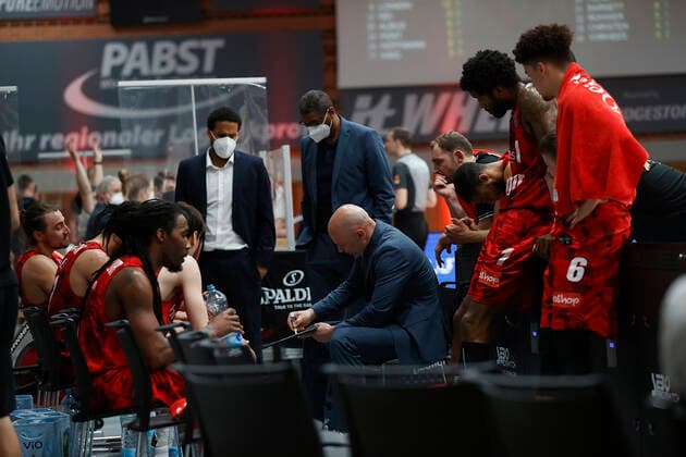 09 05 2021, Basketball, BBL 2020 2021, 34 match day, s Oliver Wuerzburg RASTA Vechta, GER, Wuerzburg, s Oliver Arena, pic v li time out with head coach Denis Wucherer s Oliver Wuerzburg Copyright: HMBxMedia xHeikoxBecker