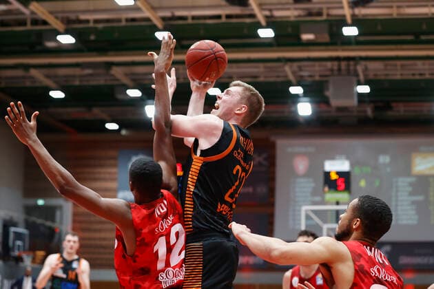 09 05 2021, Basketball, BBL 2020 2021, 34 matchday, s Oliver Wuerzburg RASTA Vechta, GER, Wuerzburg, s Oliver Arena, picture from left Elija Ndi s Oliver Wuerzburg , Bjoern Rohwer Rasta Vechta and Cameron Hunt s Oliver Wuerzburg Copyright: HMBxMedia xHeikoxBecker