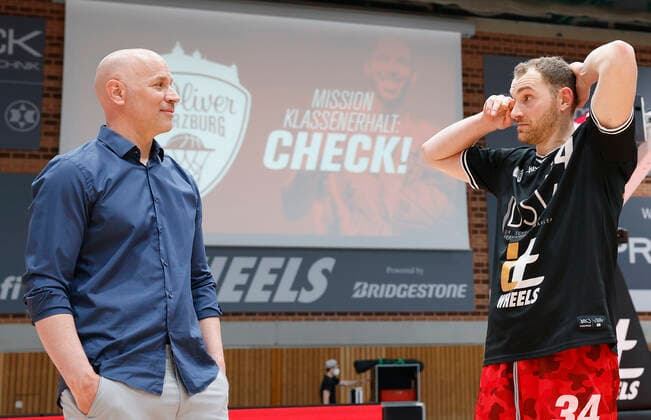 09 05 2021, Basketball, BBL 2020 2021, 34 matchday, s Oliver Wuerzburg RASTA Vechta, GER, Wuerzburg, s Oliver Arena, picture from left Headcoach Denis Wucherer s Oliver Wuerzburg and Felix Hoffmann s Oliver Wuerzburg in front of the sign Mission Klassenerhalt Copyright: HMBxMedia xHeikoxBecker