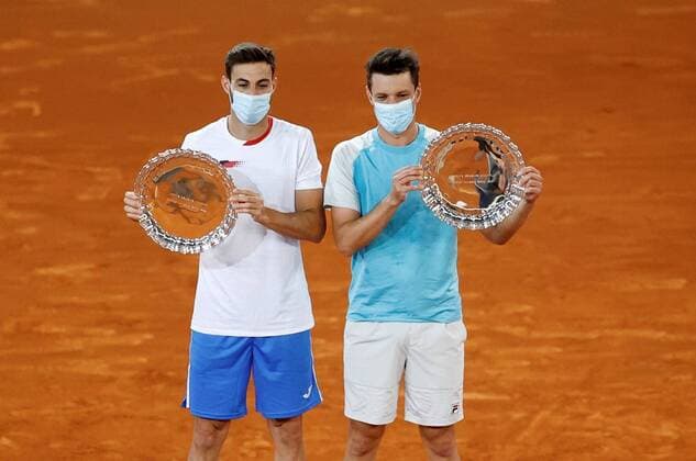 Bilder des Jahres 2021, Sport 05 Mai Sport Themen der Woche KW18 Sport Bilder des Tages Marcel Granollers of Spain (L) and Horacio Zeballos (R) of Argentina pose with their trophies after winning the men s double final against Mate Pavic and Nikola Mektic of Croatia at the Mutua Madrid Open tennis tou?rnament in Madrid, Spain, 09 May 2021. Mutua Madrid Open tennis tou?rnament !ACHTUNG: NUR REDAKTIONELLE NUTZUNG!  Copyright: xChemaxMoyax GRAF3336 20210509-637561771251755738