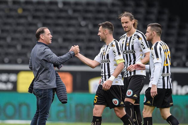Fin du match - Joie des joueurs de l equipe Angers apres sa victoire - MANGANI Thomas ( 5 - Angers ) - PAVLOVIC Mateo (4 - Angers ) - BOBICHON Antonin ( 23 - Angers ) - FOOTBALL : Angers vs Dijon - Ligue 1 - Angers - 09 05 2021 FedericoPestellini Panoramic 