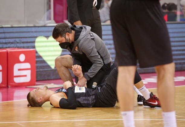 Telekom Baskets Bonn vs ratiopharm Ulm , Thomas Klepeisz , injured on the ground easyCredit BBL 1 Bundesliga , 2020 2021 season , Matchday 34