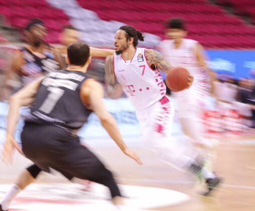 Chris Babb Telekom Baskets Bonn vs ratiopharm Ulm , blurred , pull-along easyCredit BBL 1 Bundesliga , 2020 2021 season , Matchday 34