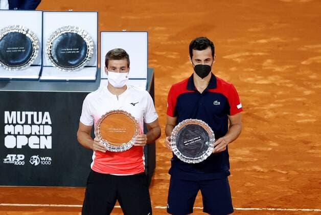 Mate Pavic (R) and Nikola Mektic (L) of Croatia pose with their trophies after losing the men s double final against Marcel Granollers of Spain and Horacio Zeballos of Argentina at the Mutua Madrid Open tennis tou?rnament in Madrid, Spain, 09 May 2021. Mutua Madrid Open tennis tou?rnament !ACHTUNG: NUR REDAKTIONELLE NUTZUNG!  Copyright: xChemaxMoyax GRAF3331 20210509-637561774436015612